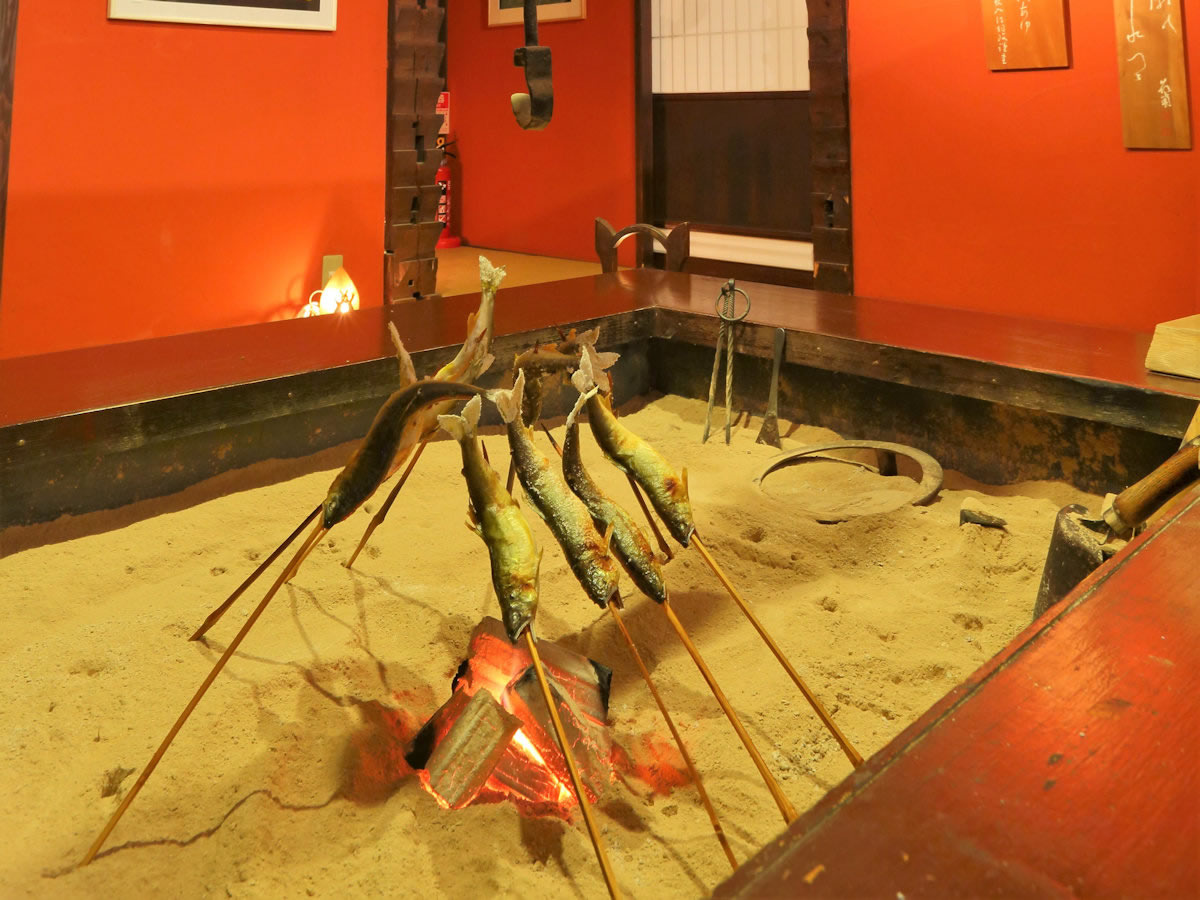 囲炉里で焼く川魚