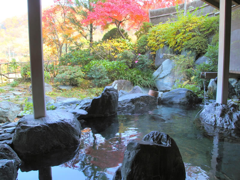 紅葉スポット長生館露天風呂からの景色