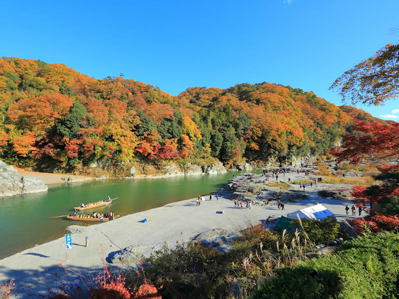紅葉スポット長生館岩畳の景色