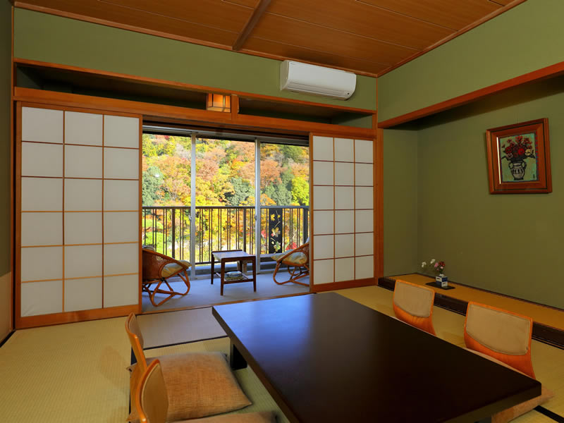 紅葉スポット長生館客室からの景色