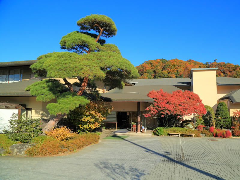 紅葉スポット長生館正面エントランス